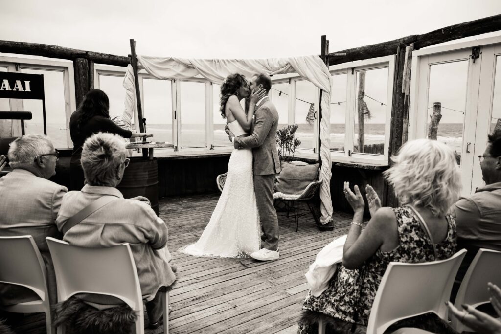 Strand bruiloft luuk & tess door bruidsfotograaf vivian driesen 3