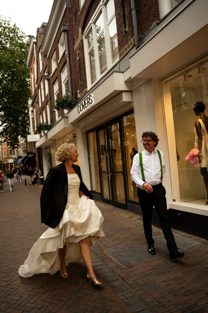 getrouw stel loopt door het centrum van Utrecht